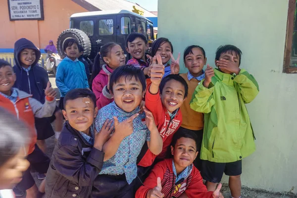Bromo Vulkán Indonézia 2018 Március Örömteli Indonéz Falusi Gyerekek — Stock Fotó