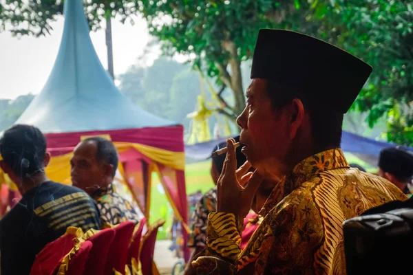 Westjava Indonesien April 2018 Indonesischer Mann Raucht Bei Hochzeitszeremonie — Stockfoto
