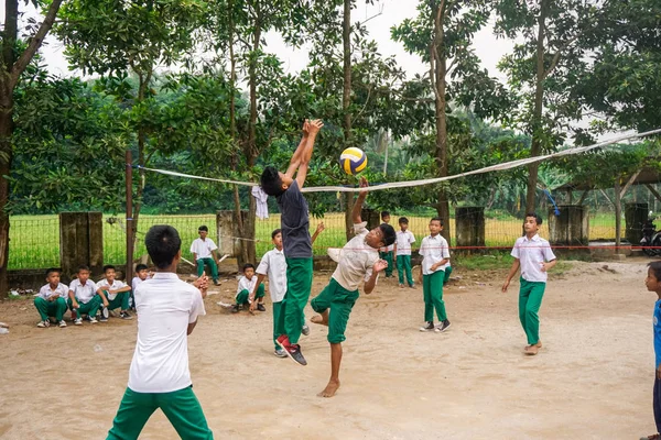 Java Occidental Indonesia Abril 2018 Niños Indonesios Juegan Voleibol Patio — Foto de Stock