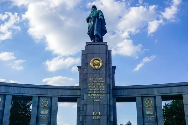 Берлин Германия Июля 2018 Года Советский Мемориал Танками Гаубицами Построенный — стоковое фото