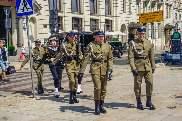ポーランドのワルシャワ 2018年8月3日 サービスのガード兵士 — ストック写真