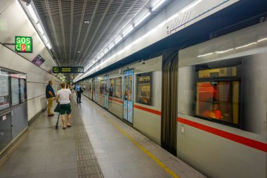 Viyana, Avusturya - 25 Temmuz 2018: Viyana metro istasyonunun içi