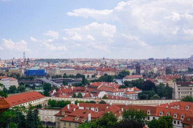 Prag, Çek Cumhuriyeti - 28 Temmuz 2018: Şehrin güzel manzarası ve evlerin kırmızı çatıları