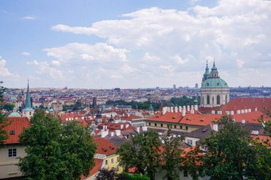 Prag, Çek Cumhuriyeti - 28 Temmuz 2018: Şehrin güzel manzarası ve evlerin kırmızı çatıları