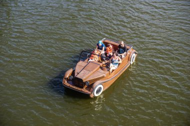 Prag, Çek Cumhuriyeti - 28 Temmuz 2018: Turistler Vltava Nehri üzerinde katamaranlara biniyor