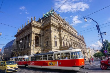 Prag, Çek Cumhuriyeti - 28 Temmuz 2018: Prag Ulusal Tiyatrosu 'nun arka planında güzel bir cadde