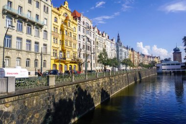 Prag, Çek Cumhuriyeti - 28 Temmuz 2018: Güzel su kanalı, mimari ve şehirde dolaşan çok sayıda turist.