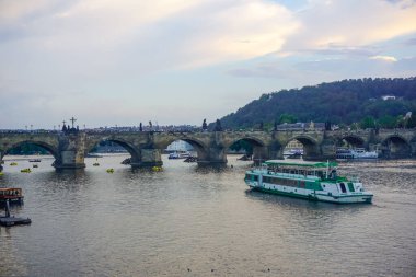Prag, Çek Cumhuriyeti - 28 Temmuz 2018: Charles Köprüsü ve Vltava Nehri