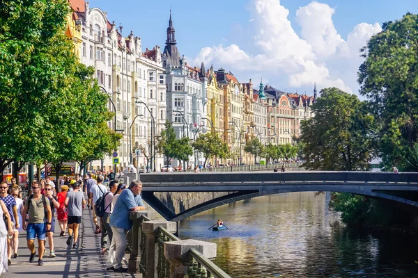 Prag, Çek Cumhuriyeti - 28 Temmuz 2018: Güzel su kanalı, mimari ve şehirde dolaşan çok sayıda turist.