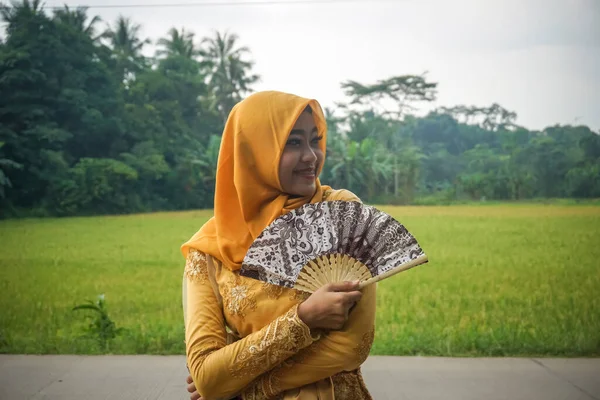 Gadis Indonesia Dengan Kipas Angin Latar Belakang Sawah — Stok Foto