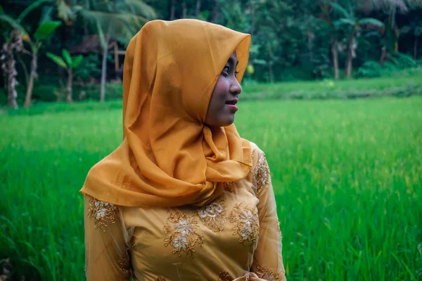Indonezyjska Dziewczyna Tle Pola Ryżu — Zdjęcie stockowe