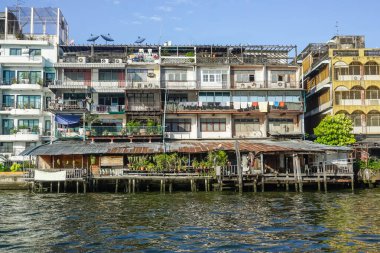 Bangkok 'ta Chauphray Nehri' nin kıyısında mimarlık.