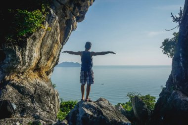 Ayna Dağı 'ndaki gezgin Khao Chong Krachok Tayland' da denize geçmiş.