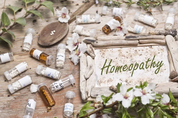 Homeopatiska flaskor och piller — Stockfoto