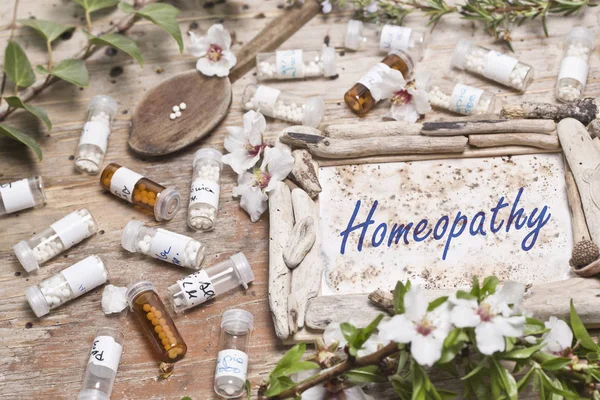 Homöopathische Flaschen und Pillen — Stockfoto