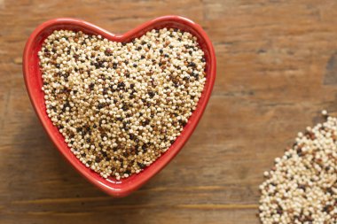 Quinoa bir kırmızı kalp şeklinde kase
