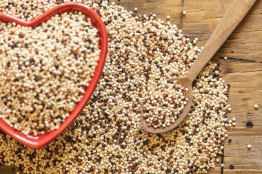 Quinoa bir kırmızı kalp şeklinde kase