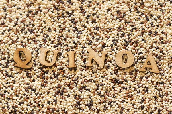 Quinoa tohumlar yazılı ahşap harfler