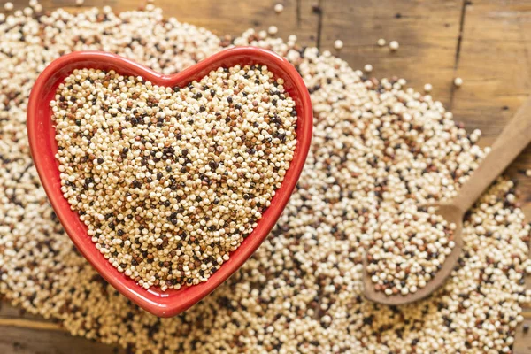 Quinoa bir kırmızı kalp şeklinde kase