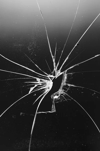 Kırık siyah cam pencere