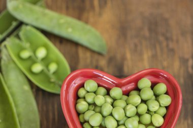 Kırmızı bir kalp yeşil bezelye kase şeklinde 