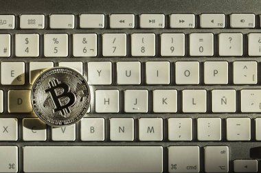 içinde klavye gümüş bitcoin
