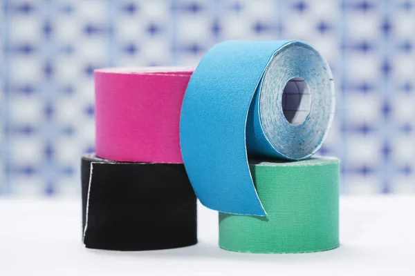 Verscheidenheid aan therapeutische self adhesive tapes, taping kinesiologico — Stockfoto