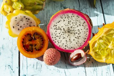 Mavi ahşap renkli tropikal meyveler