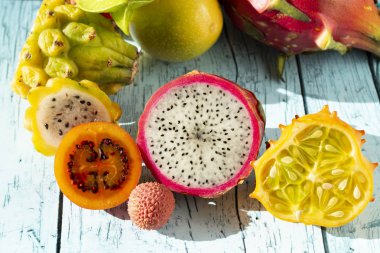 Mavi ahşap renkli tropikal meyveler