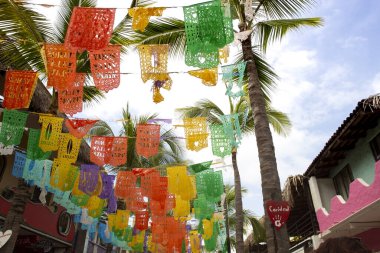 Meksika 'nın Sayulita kasabasını süsleyen renkli Meksika bayrakları