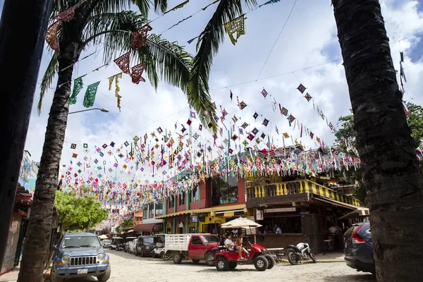 , Sayulita, Nayarit, Meksika, 17 Ekim 2019 Meksika 'nın Sayulita kasabasını süsleyen renkli bayraklar.