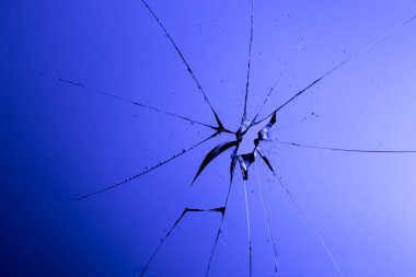 Kırık cam, mavi arka plan.