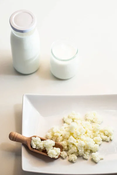 Granos Kéfir Leche Cuchara Madera Con Vaso Kéfir Parte Posterior —  Fotos de Stock