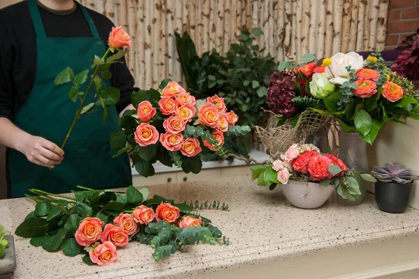 Florist Arranging Bouquet Roses — Stock Photo, Image