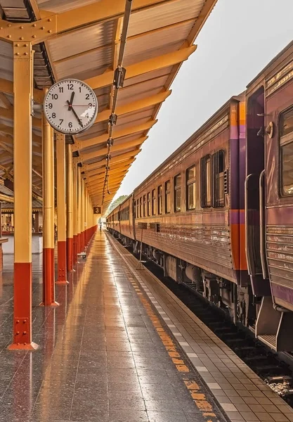 saat ve tren platformları