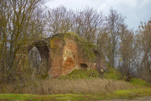 Zřícenina Staré Historické Památky Architektury Červené Cihly Retro Oblačném Podzimním — Stock fotografie