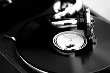 Müzik ve kayıt için eski antika müzik retro gramofon