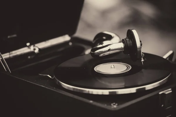 Müzik ve kayıt için eski antika müzik retro gramofon