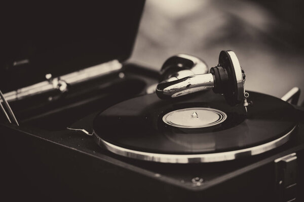 Старая старинная антикварная музыка ретро-граммофон для музыки и записи воспроизведения
