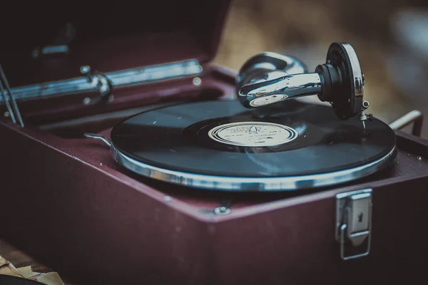 Müzik ve kayıt için eski antika müzik retro gramofon