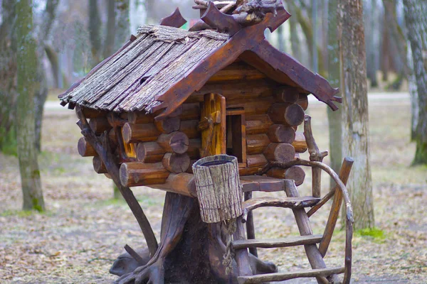 Vintage Bois Fabuleux Chalet Rétro Rondins Arbres Dans Ville Parc — Photo