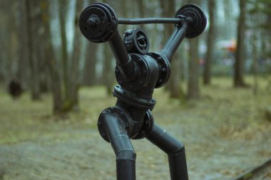 Şehir parkındaki civata ve fındıkların soyut teknolojik figürü.