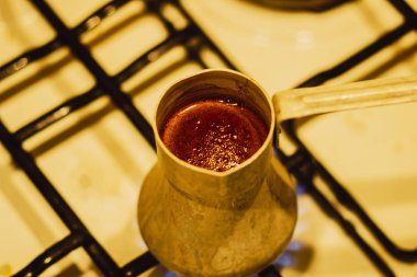 Ocağın üzerinde koyu kokulu kahveyle birlikte alüminyum kahve makinesi.