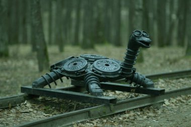 Şehir parkındaki civata ve fındıkların soyut teknolojik figürü.