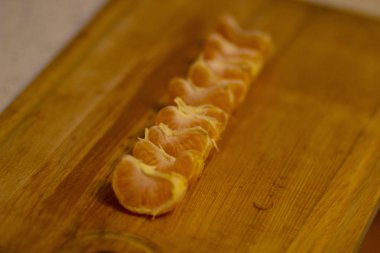 Olgun tropikal portakal dilimleri masada yatıyordu.