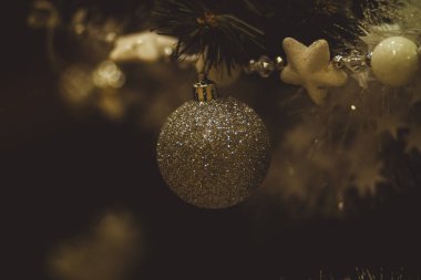 Rus şehrinde oyuncakları olan muhteşem Noel ağacı.