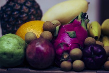 Güneydoğu Asya 'dan bir avuç lezzetli tropikal meyve.