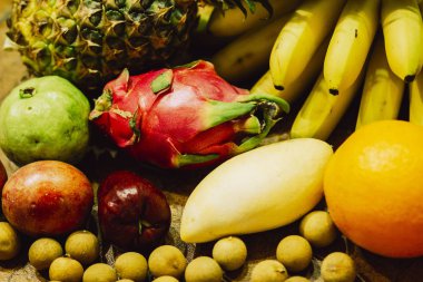 Güneydoğu Asya 'dan bir avuç lezzetli tropikal meyve.