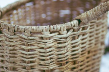 Vahşi böğürtlen ve mantarlar için hasır sarmaşık köylü bakkal antika antika sepeti