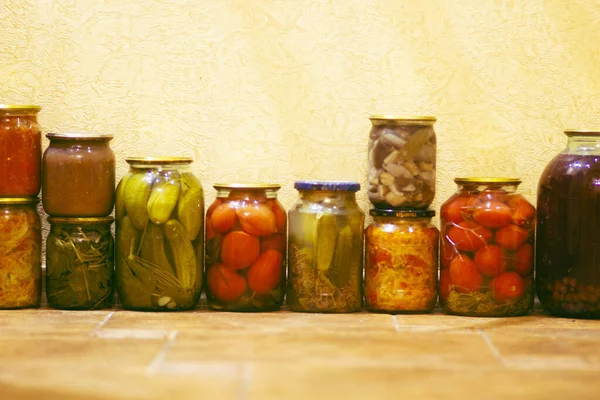 Ev yapımı hazırlıklar, konserve sebzeler ve meyve salatalıkları, domates, mantar, komposto, reçel